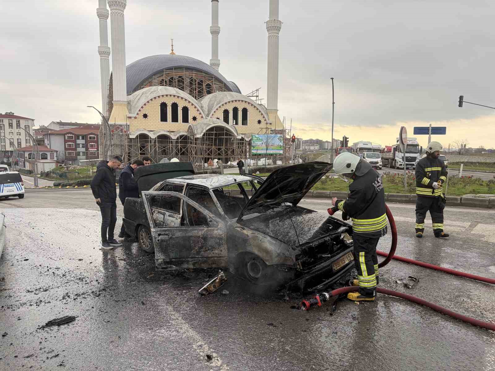 Seyir halindeki otomobil alev topuna döndü 5 seyir halindeki otomobil alev topuna dondu 1 V5i3D2mC