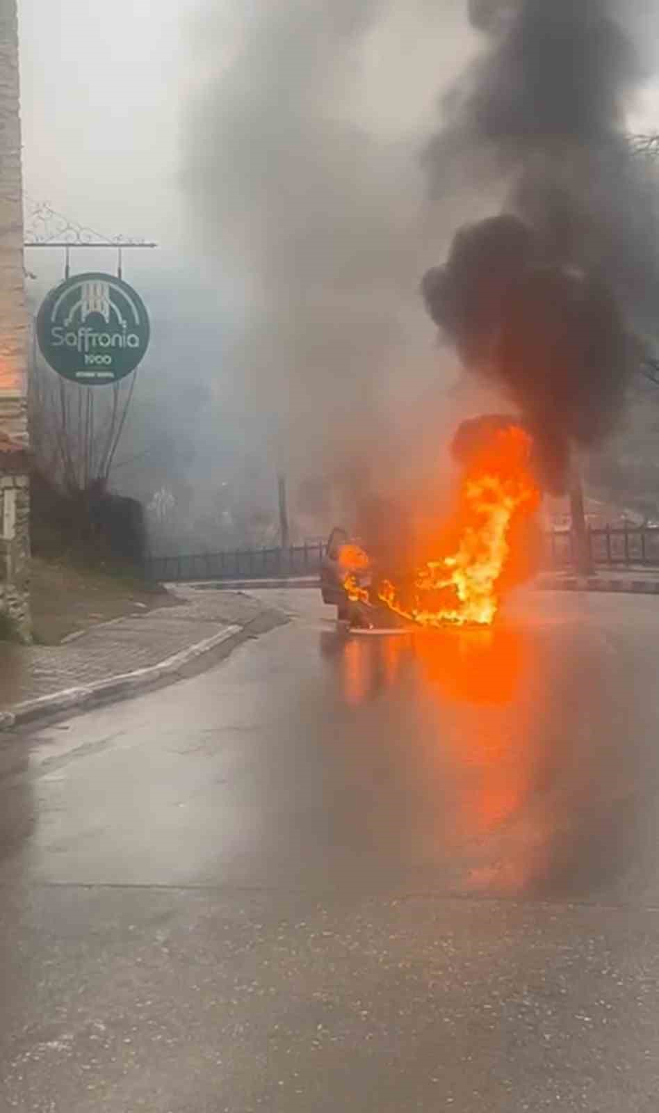 seyir halindeki otomobil alev topuna dondu 1 f2JMXR2Z