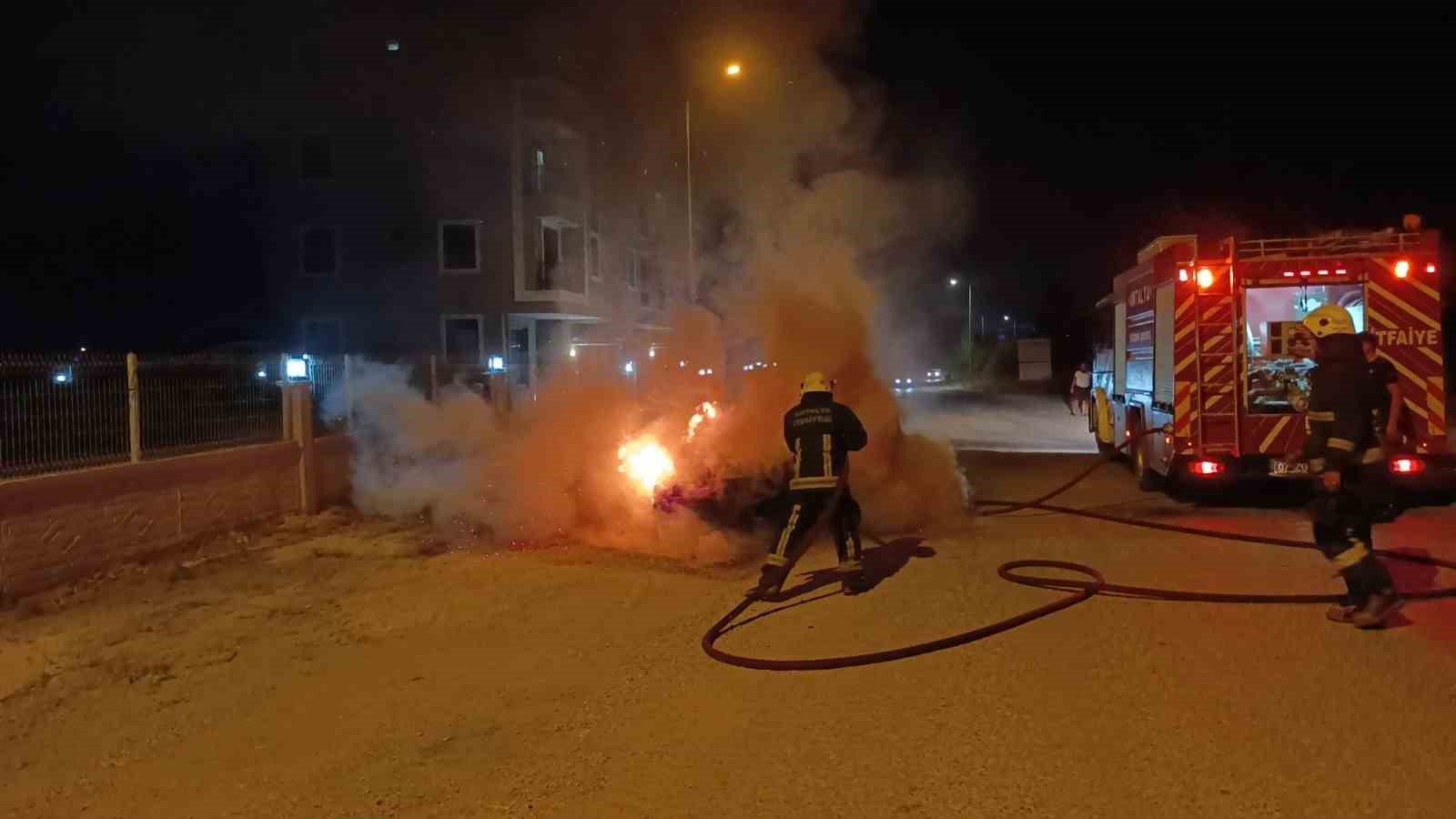 Seyir halindeki otomobil alev topuna döndü 5 seyir halindeki otomobil alev topuna dondu 1 vN7DDOKV