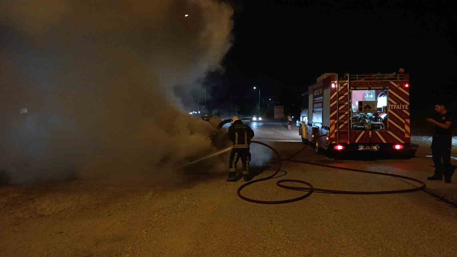 Seyir halindeki otomobil alev topuna döndü 6 seyir halindeki otomobil alev topuna dondu 2 9bapU5HB