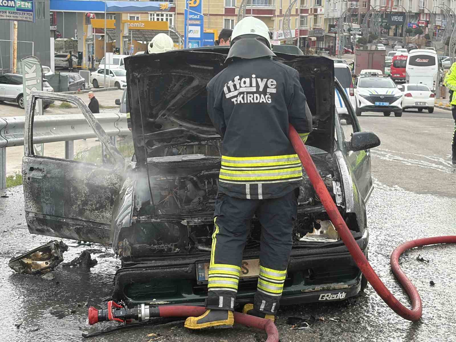 Seyir halindeki otomobil alev topuna döndü 6 seyir halindeki otomobil alev topuna dondu 2 LFdHOAtW