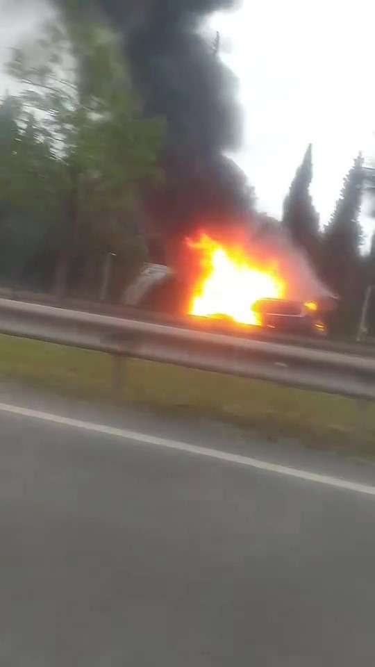 seyir halindeki otomobil alev topuna dondu 2 VSyMn25f