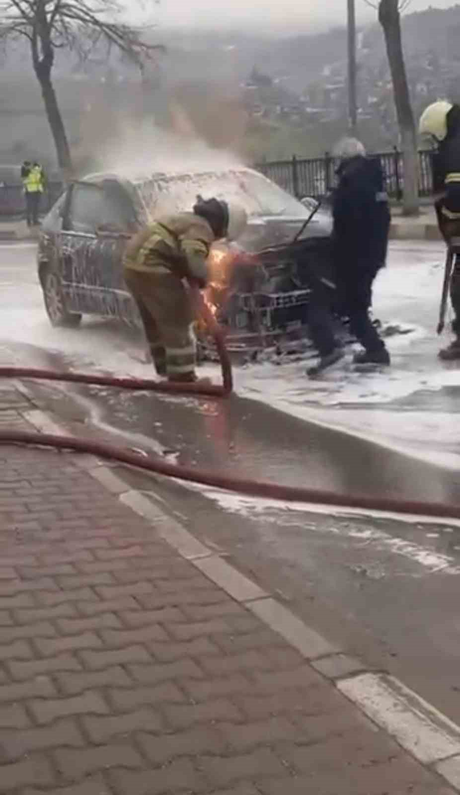 seyir halindeki otomobil alev topuna dondu 2 bL82IHVq