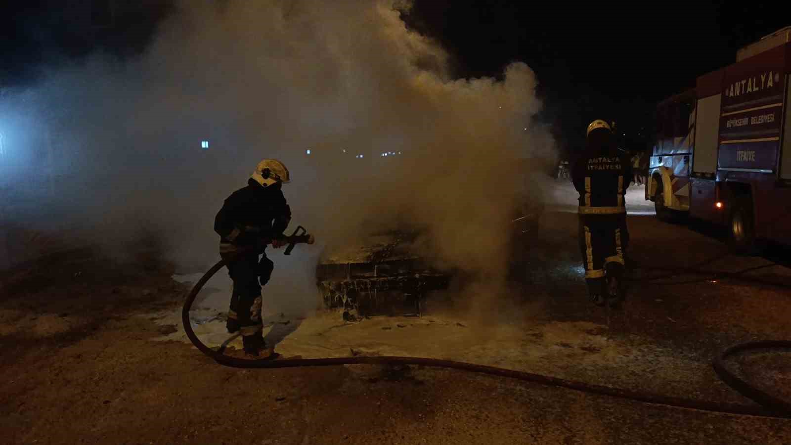Seyir halindeki otomobil alev topuna döndü 7 seyir halindeki otomobil alev topuna dondu 3 ids1NDS6
