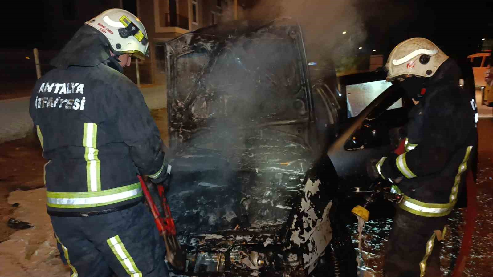 Seyir halindeki otomobil alev topuna döndü 8 seyir halindeki otomobil alev topuna dondu 4 UlUADHVv