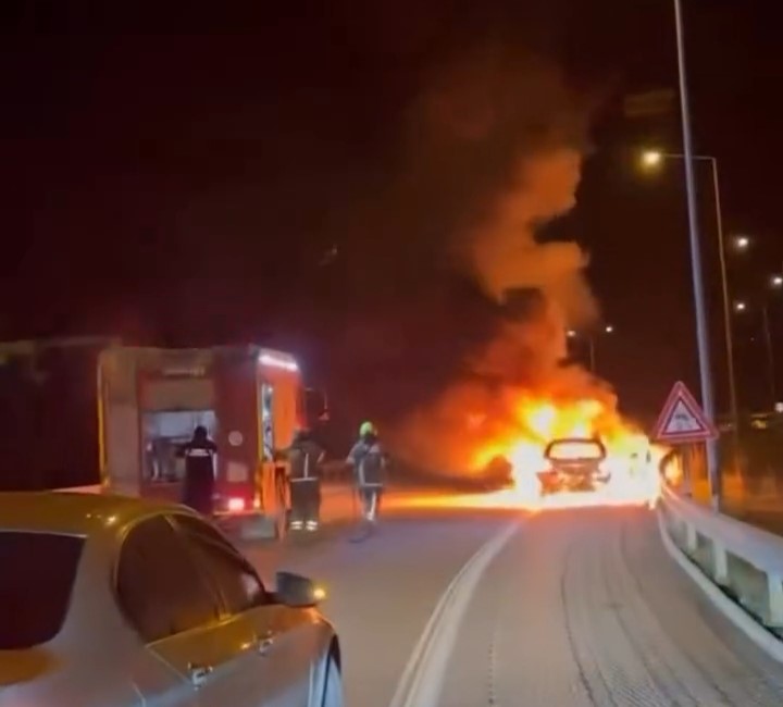 seyir halindeki otomobil alev topuna dondu aracinin yanisini caresizce izledi 0 hbYR4Ih8
