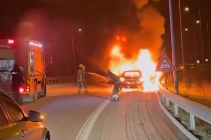 seyir halindeki otomobil alev topuna dondu aracinin yanisini caresizce izledi 3 WGRZ11VO