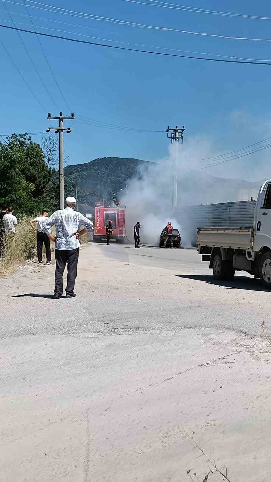 Seyir halindeki otomobil alevlere teslim oldu 6 seyir halindeki otomobil alevlere teslim oldu 2 ZTYvehT3