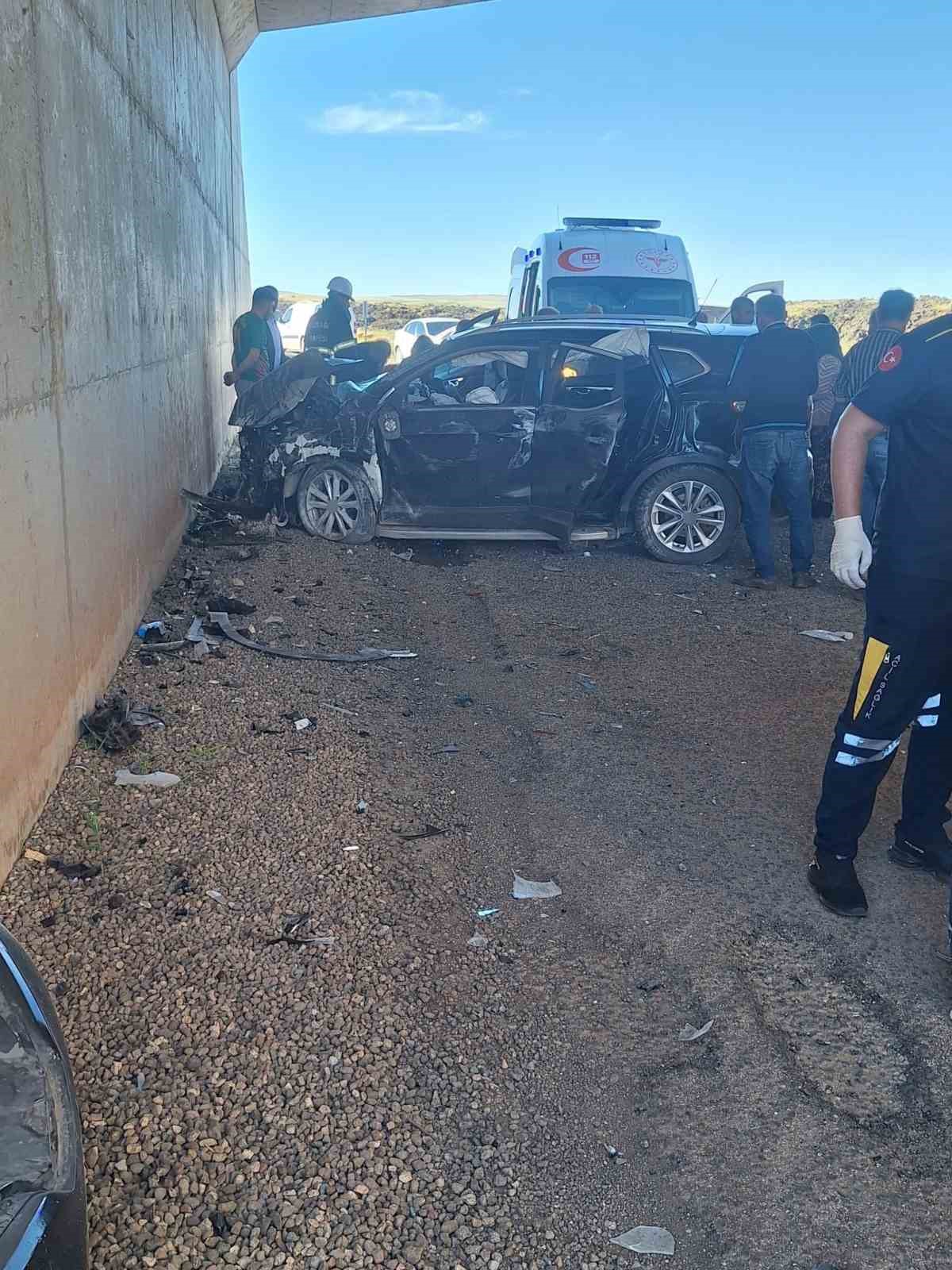 seyir halindeki otomobil alt gecitte duvara carpti 5 yarali 0 UrT3uhQB