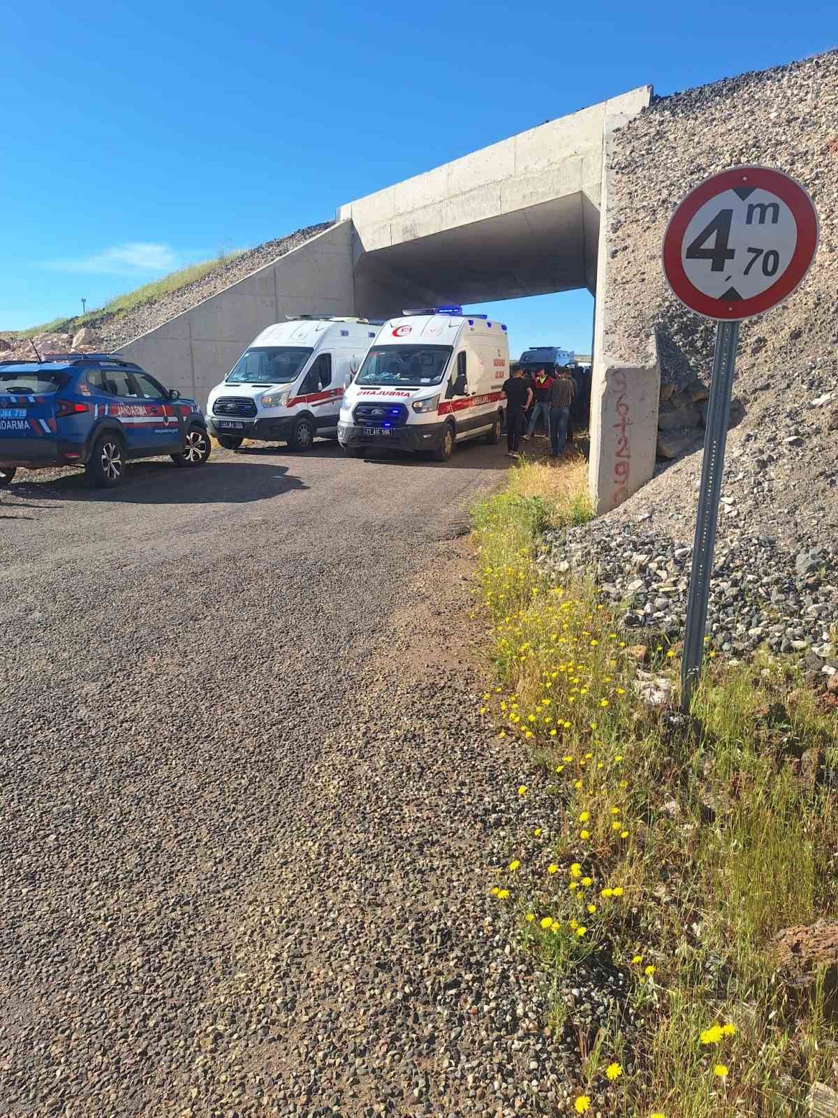 seyir halindeki otomobil alt gecitte duvara carpti 5 yarali 1 hpqChcMH