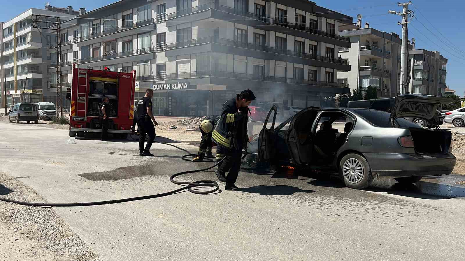 Seyir halindeki otomobil yandı 4 seyir halindeki otomobil yandi 0
