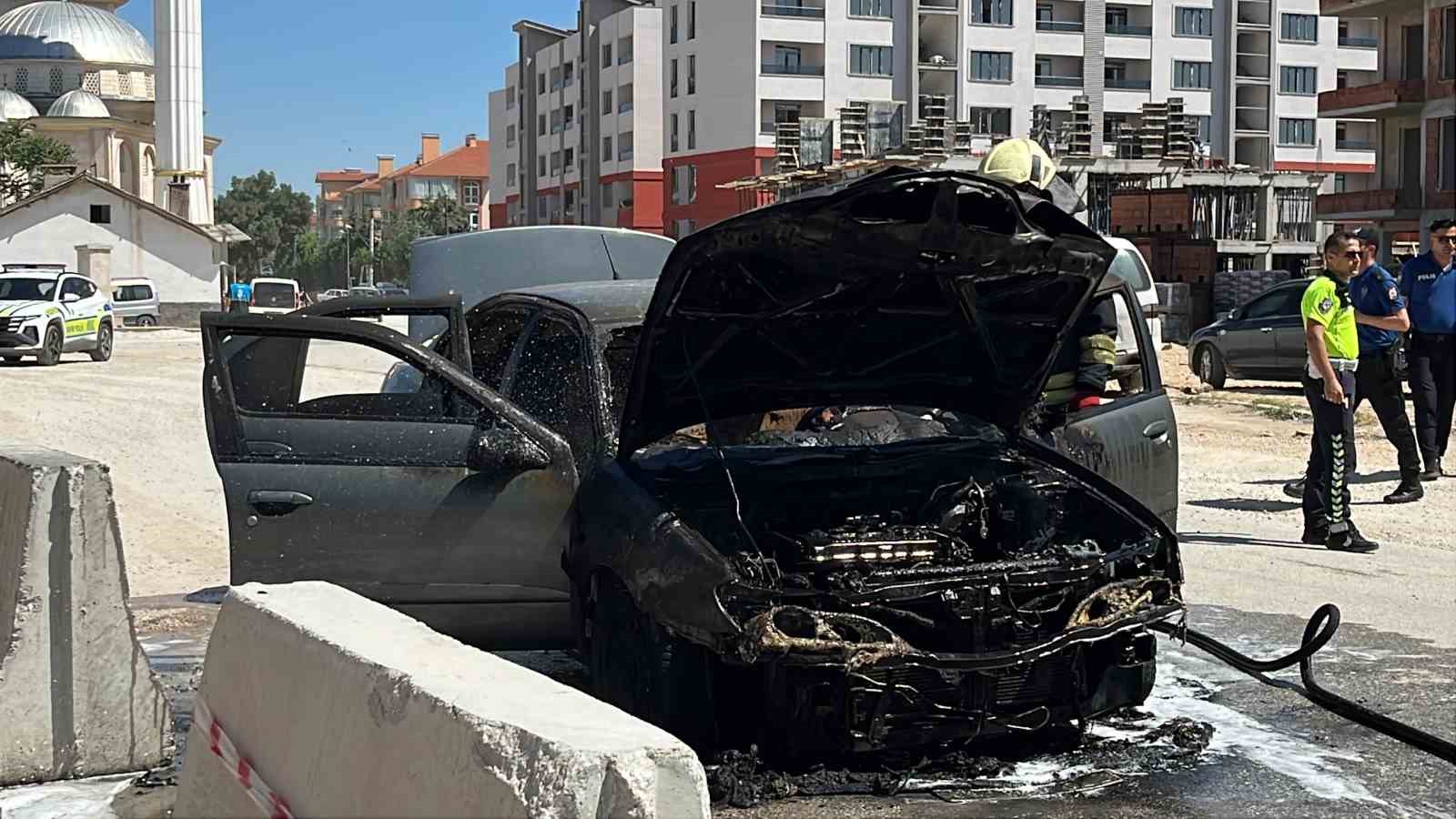 Seyir halindeki otomobil yandı 8 seyir halindeki otomobil yandi 4 VCtOd5hc