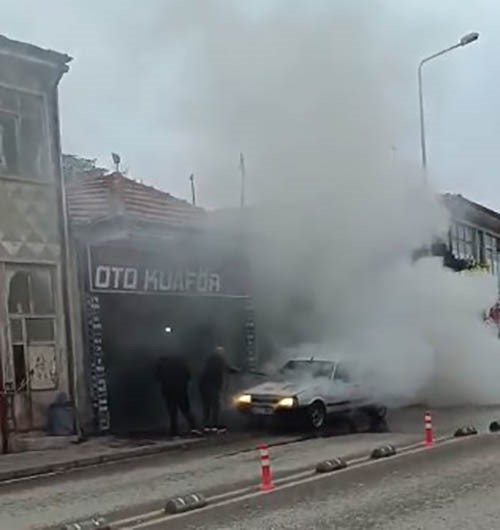 seyir halindeki otomobil yandi esnaf yardima kostu 0 pCzTjDtR