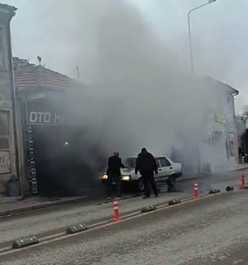 seyir halindeki otomobil yandi esnaf yardima kostu 1 Pw6DlpM2