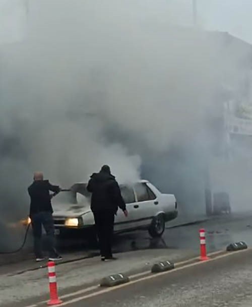 seyir halindeki otomobil yandi esnaf yardima kostu 2 pwJekkAZ