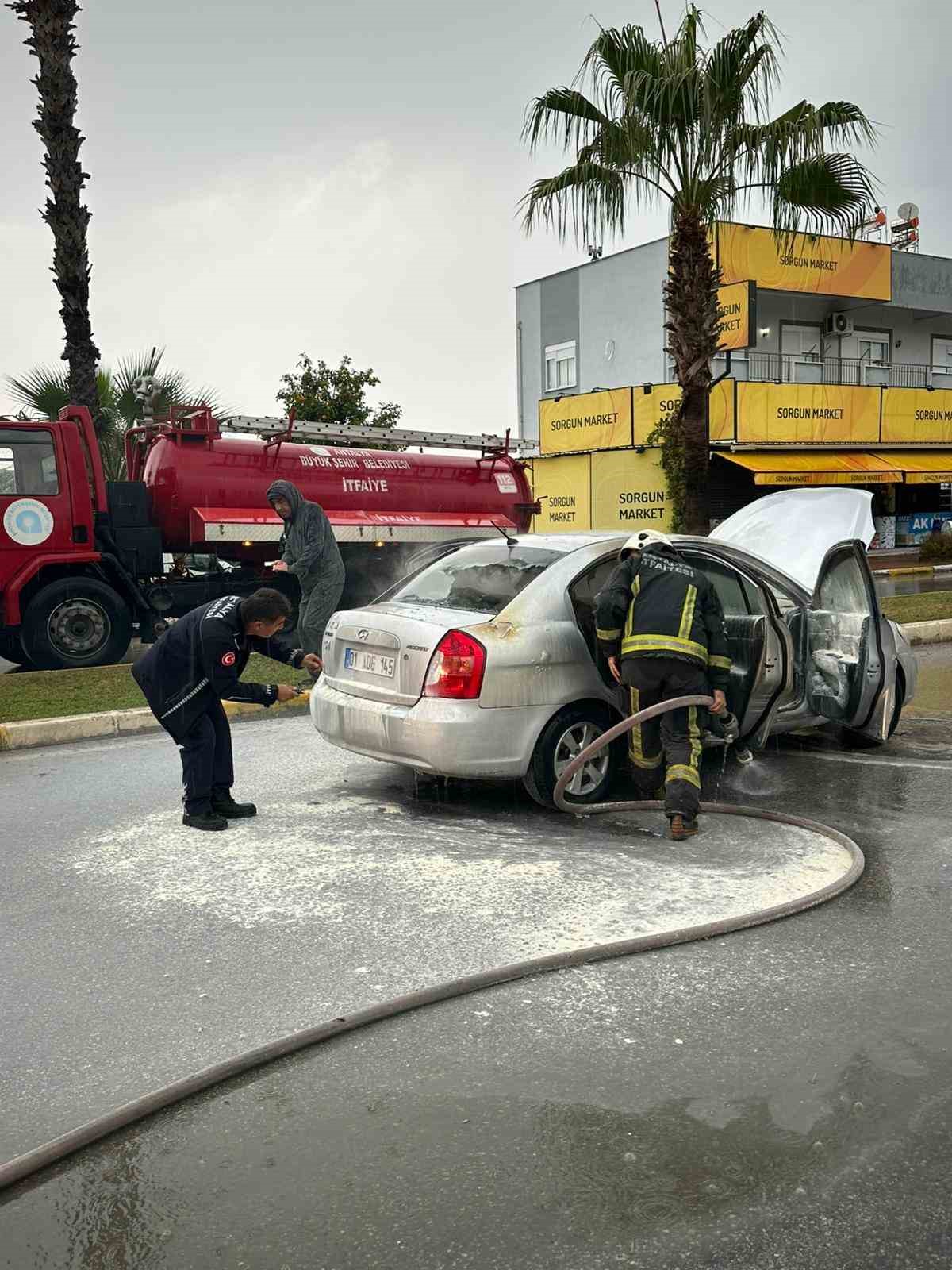 seyir halindeki otomobil yandi surucu kendisini aractan disari atti 1 jlb4C1TT