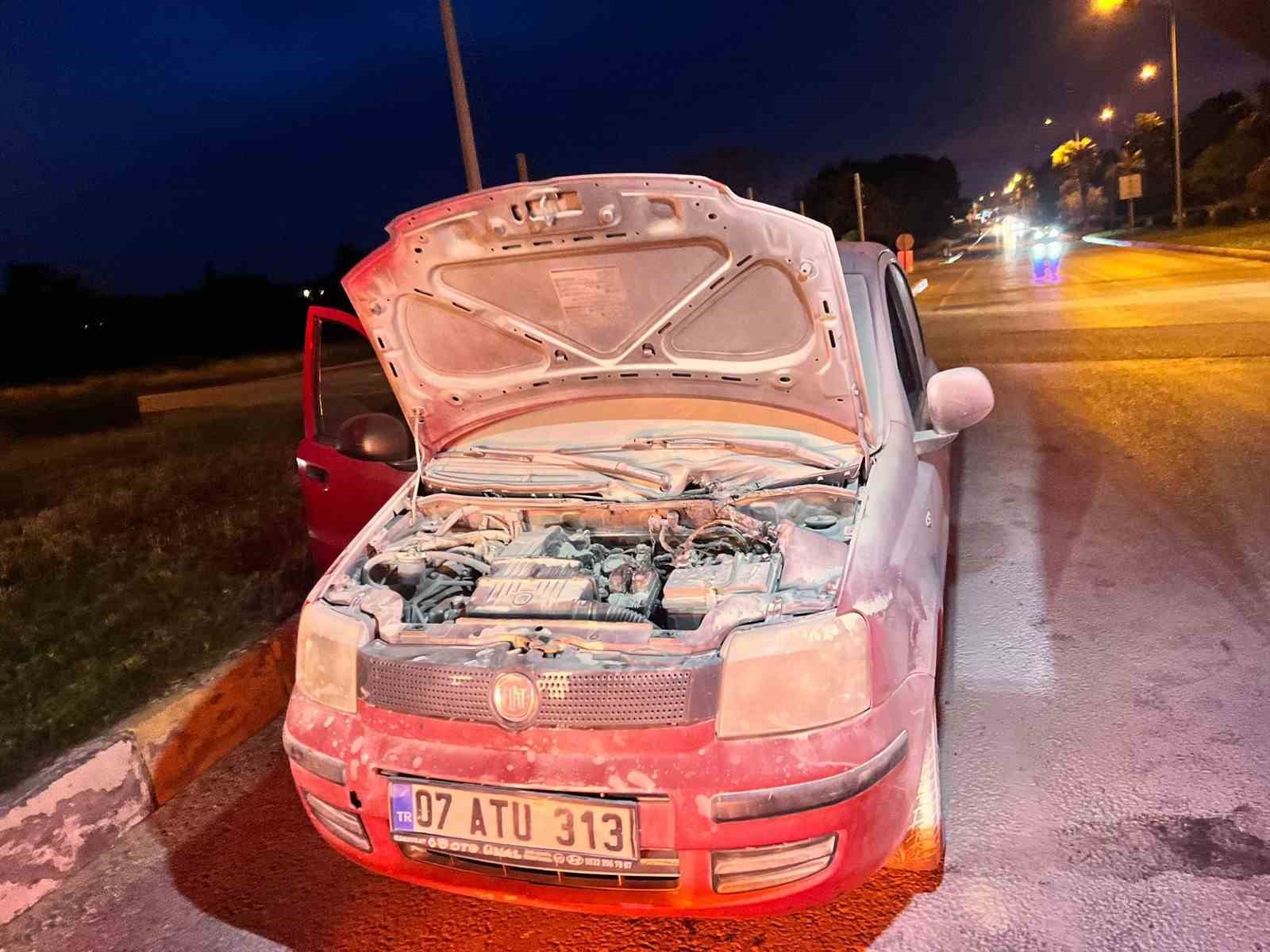 seyir halindeki otomobil yandi vatandaslar yangin tupleriyle yardima kostu 1 IOMmJIzi