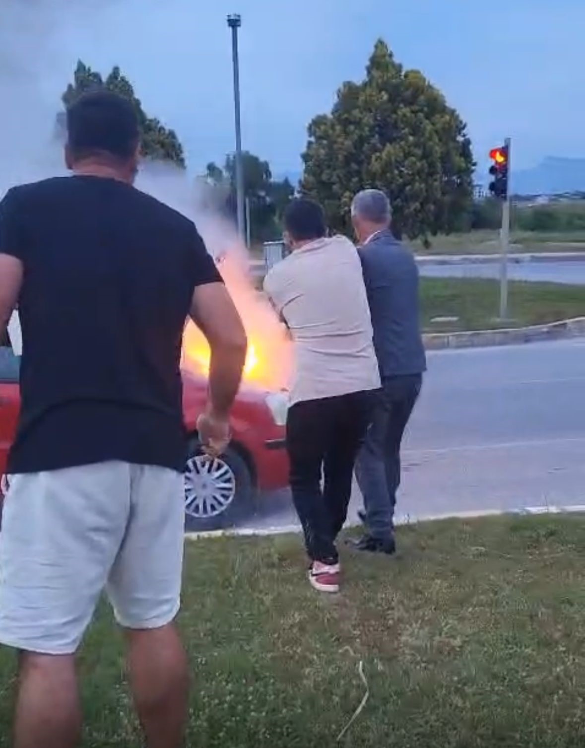 seyir halindeki otomobil yandi vatandaslar yangin tupleriyle yardima kostu 2 OzGur4Mn