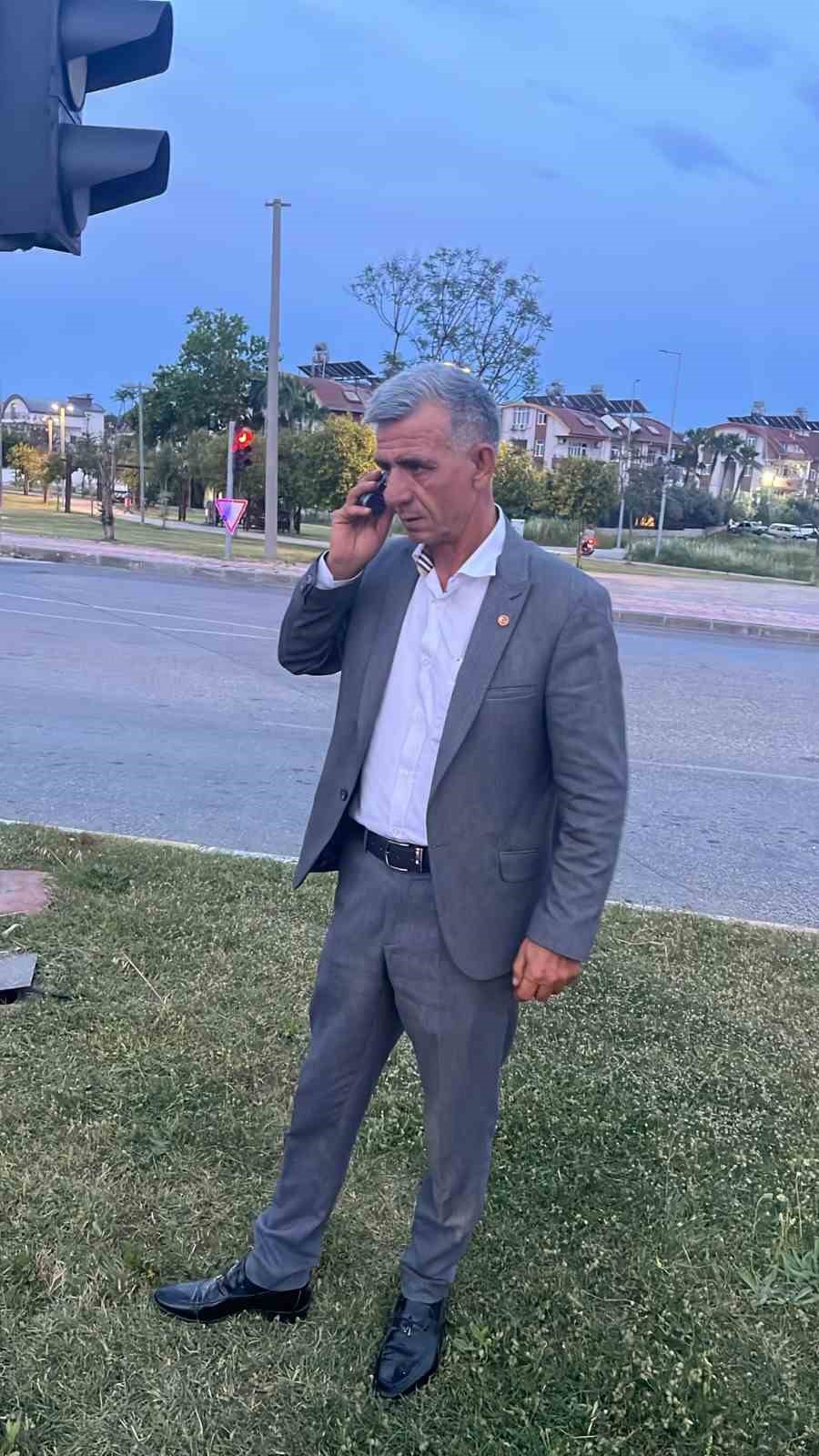 seyir halindeki otomobil yandi vatandaslar yangin tupleriyle yardima kostu 5 fPtgHYV3