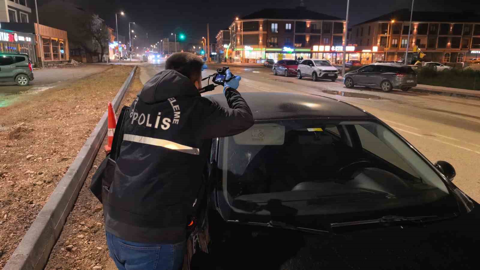 seyir halindeki otomobile yorgun mermi isabet etti 3 6ZVpPpjI