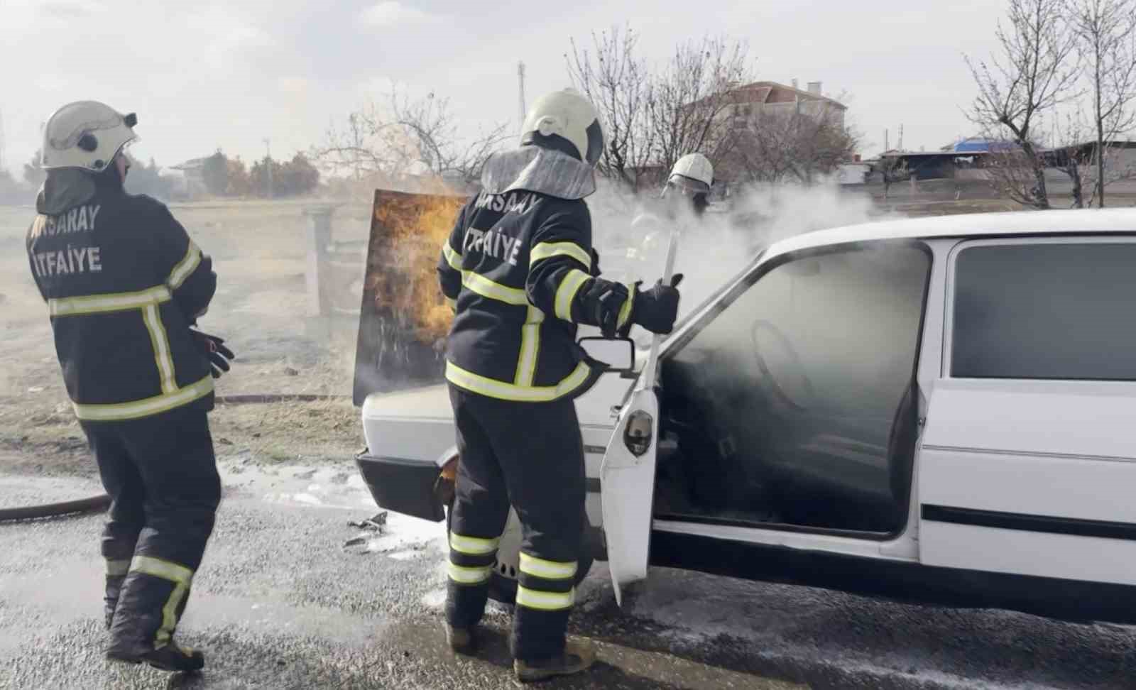 seyir halindeki otomobilin motor kismindan alevler yukseldi 0 WsmDEzbT
