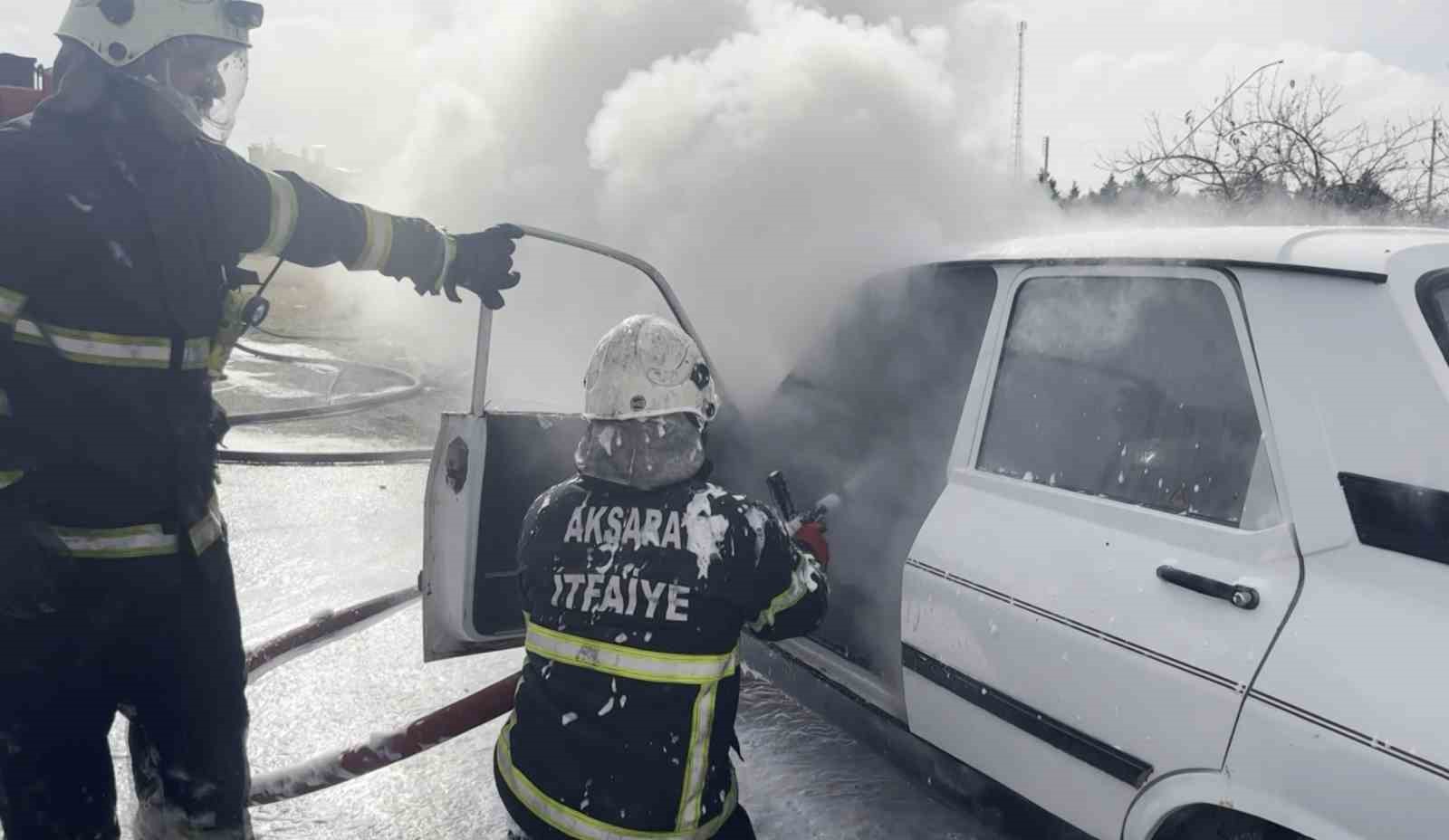 seyir halindeki otomobilin motor kismindan alevler yukseldi 2