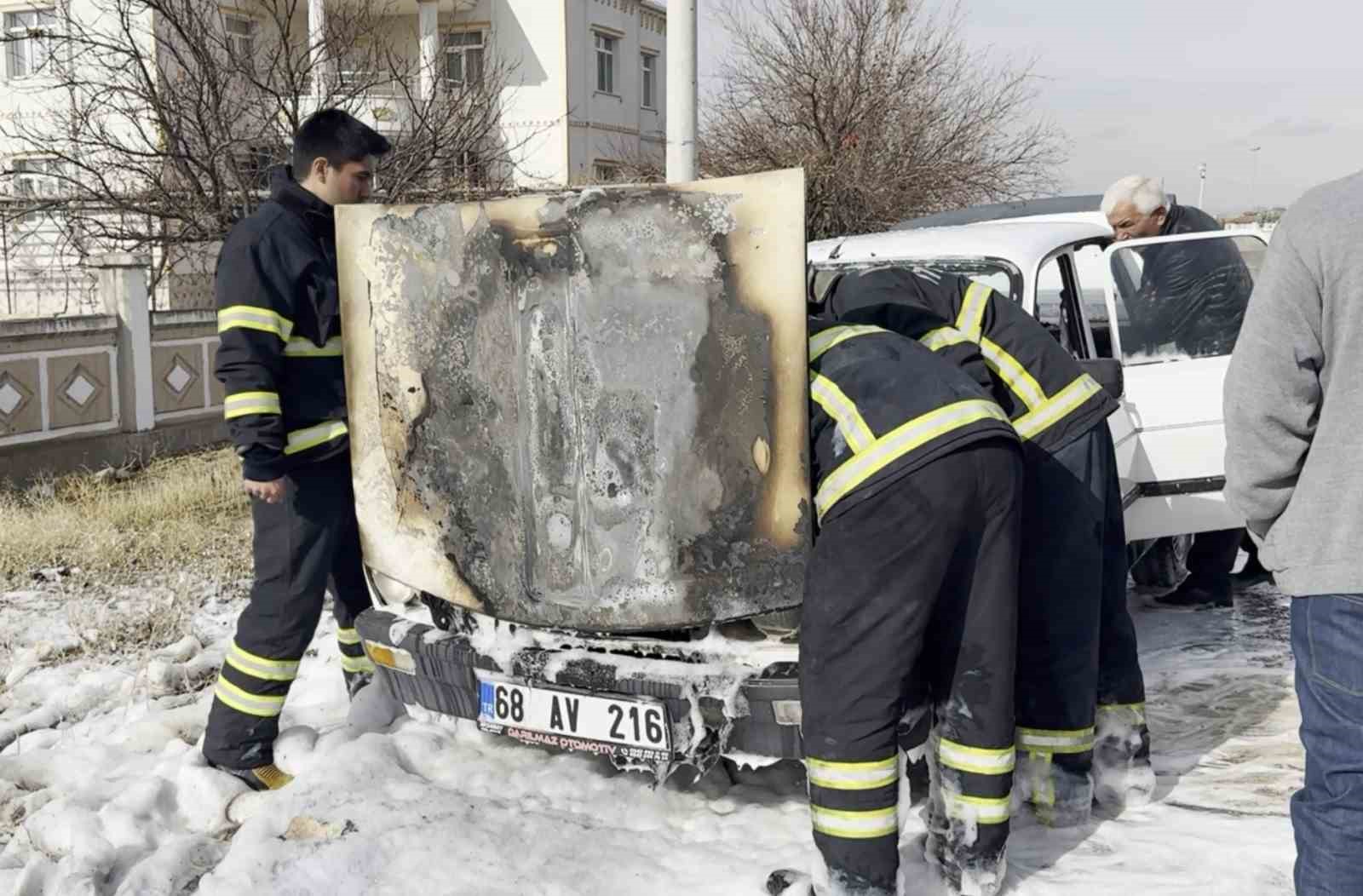 seyir halindeki otomobilin motor kismindan alevler yukseldi 3 gQqBpcSS