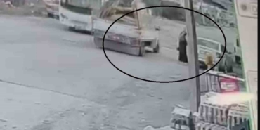 seyir-halindeki-pikabin-acilan-kapagi-kadinin-kafasina-carpti-o-anlar-kamerada-5MbICH5J.jpg