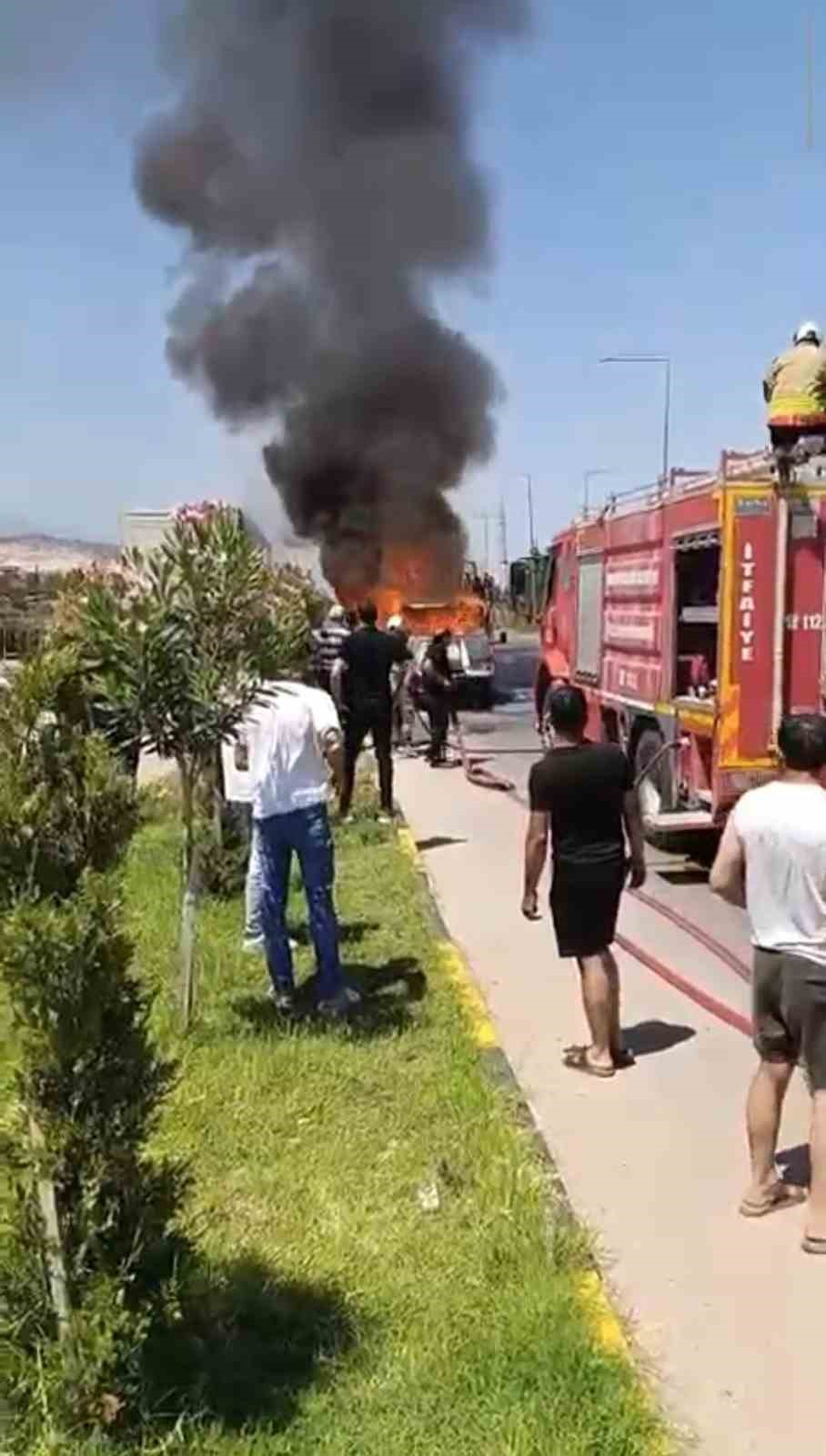 seyir halindeki pikap alevlere teslim oldu 0 tnbi3VJI