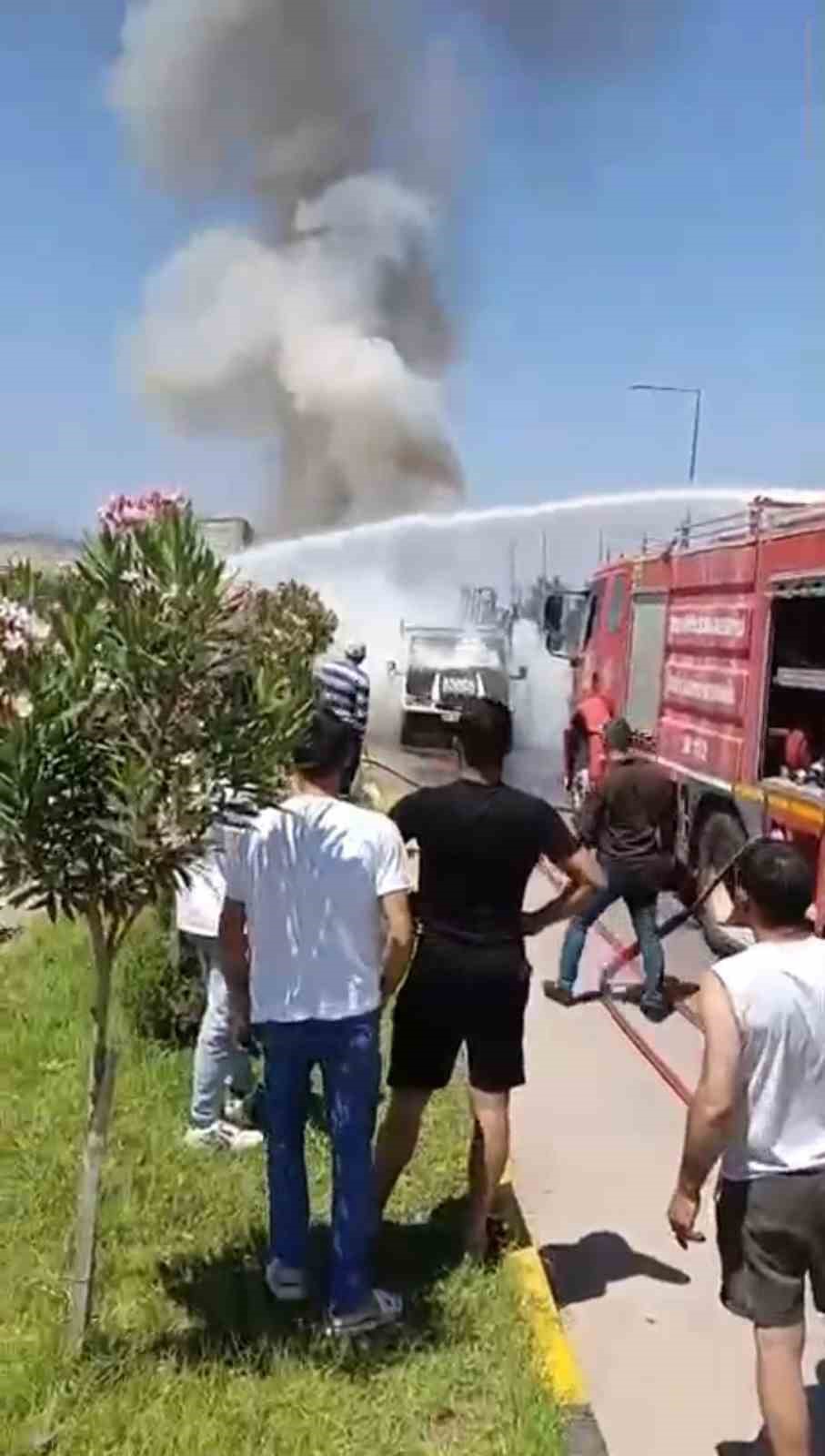seyir halindeki pikap alevlere teslim oldu 1 UHtANhQ8