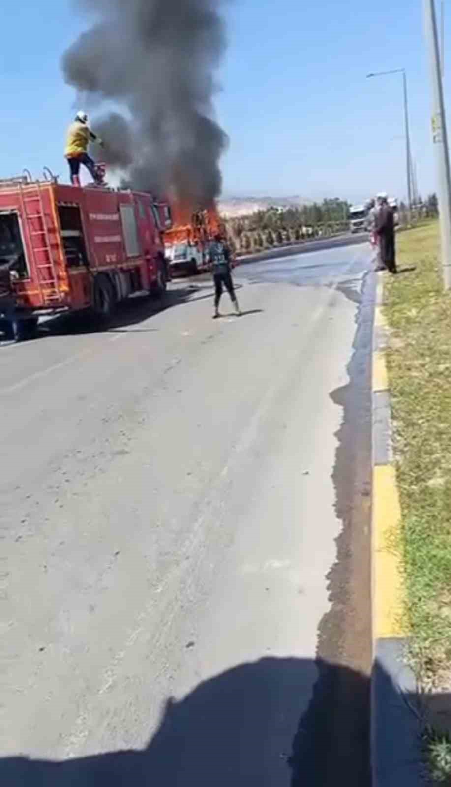 seyir halindeki pikap alevlere teslim oldu 2 XbBF15XV
