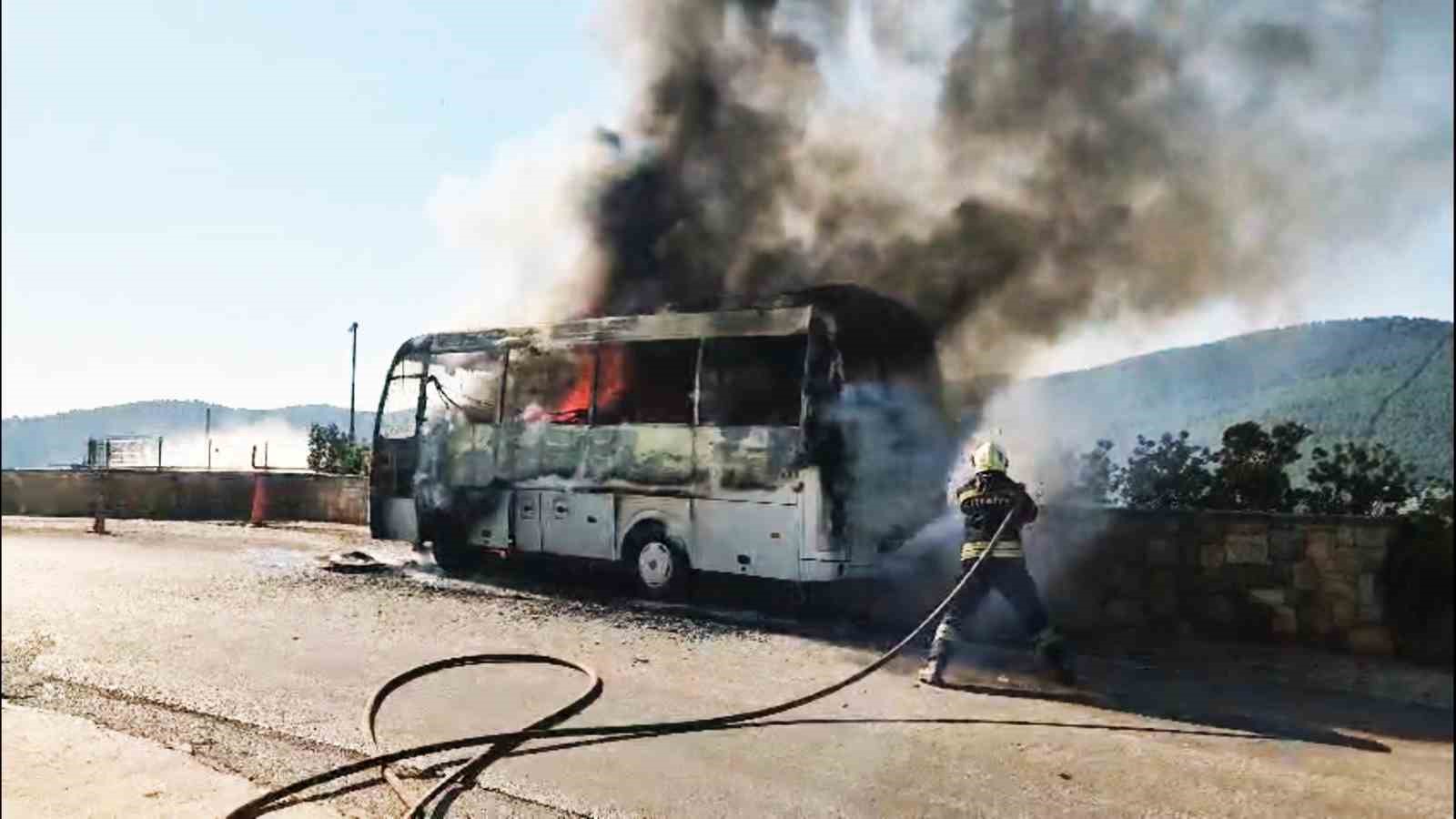 Seyir halindeki servis midibüsü alev alev yandı 4 seyir halindeki servis midibusu alev alev yandi 0 IBV1uwcw