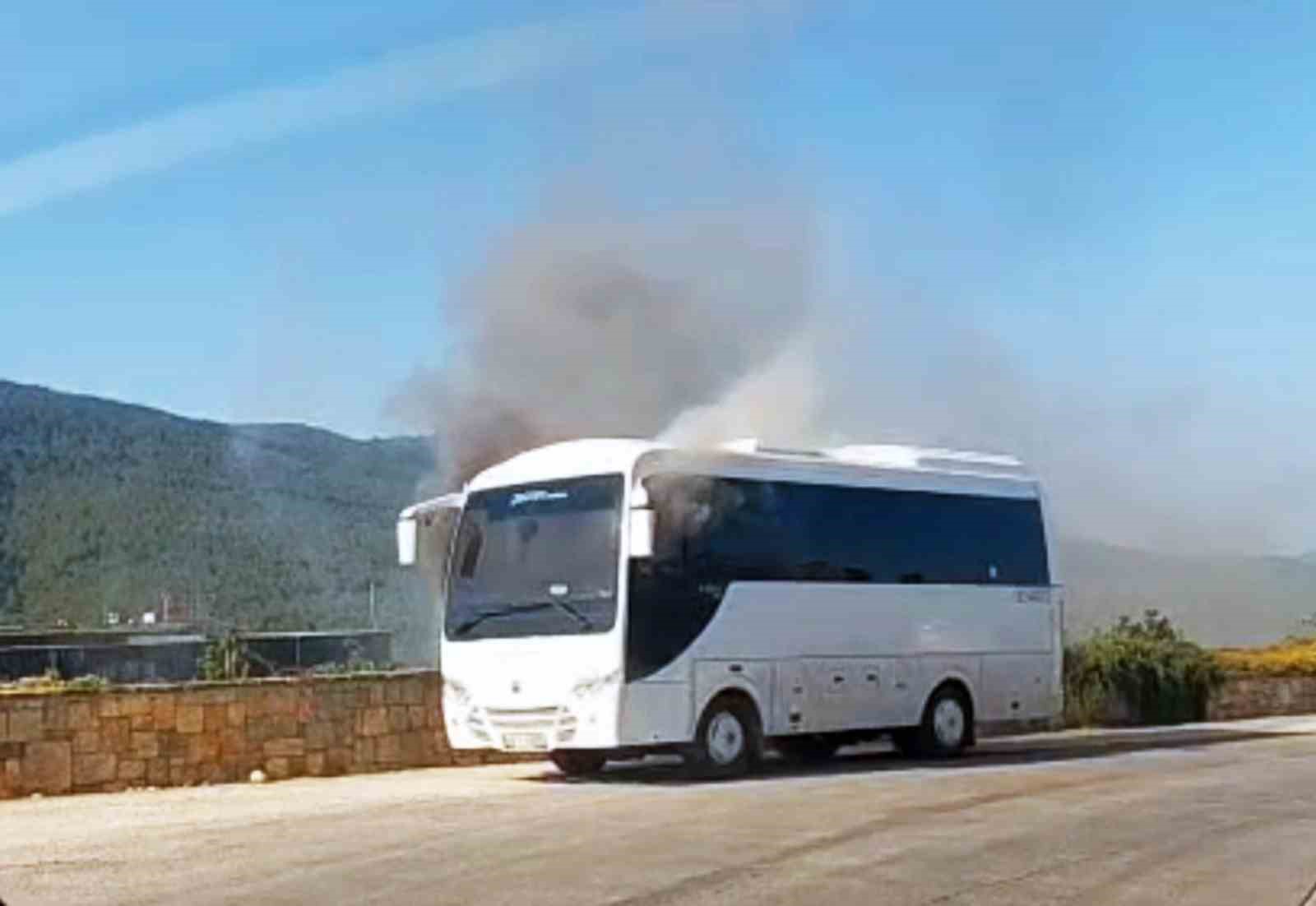 Seyir halindeki servis midibüsü alev alev yandı 5 seyir halindeki servis midibusu alev alev yandi 1 4WPTm1Dt