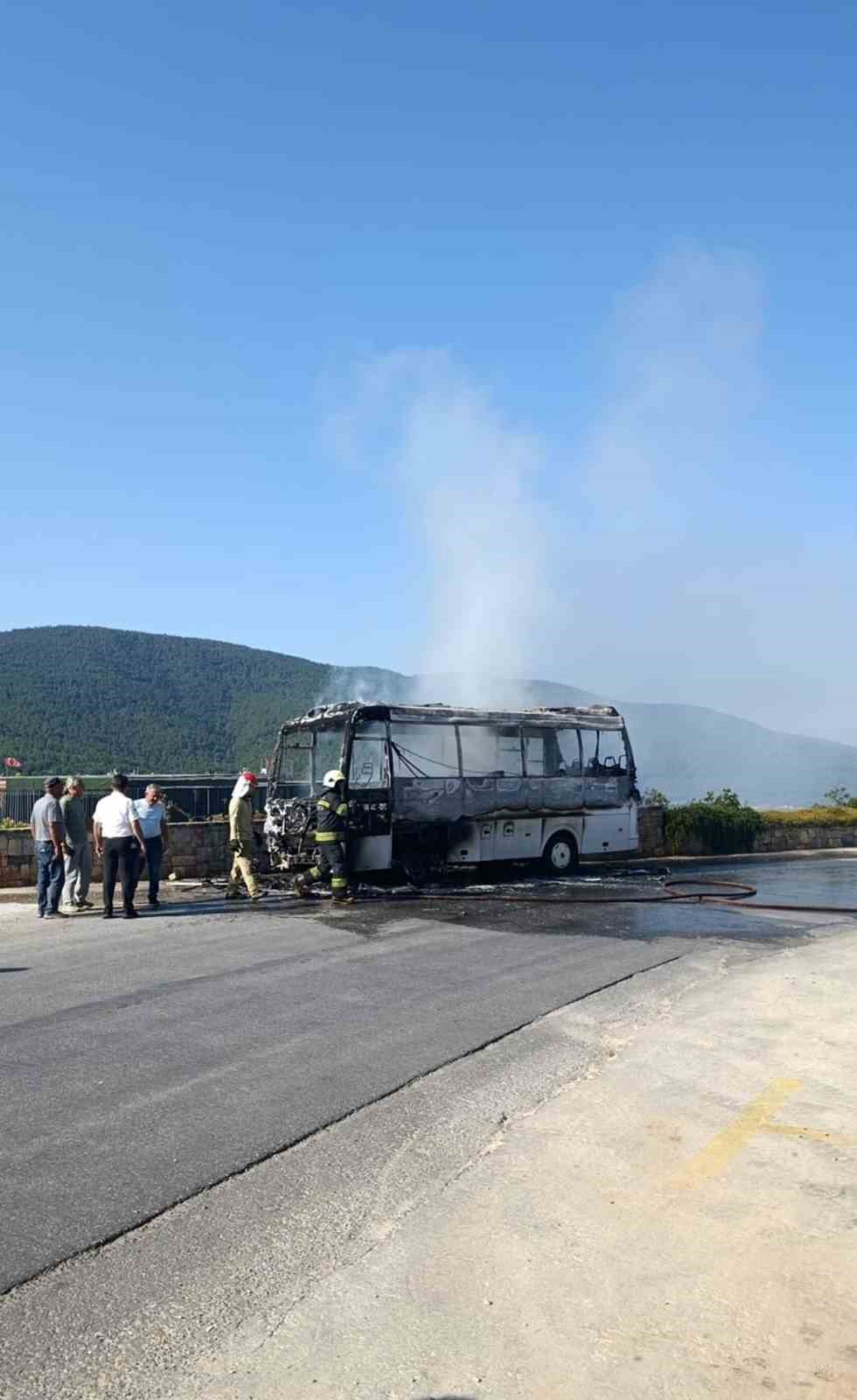 Seyir halindeki servis midibüsü alev alev yandı 6 seyir halindeki servis midibusu alev alev yandi 2 A1JBPmqI