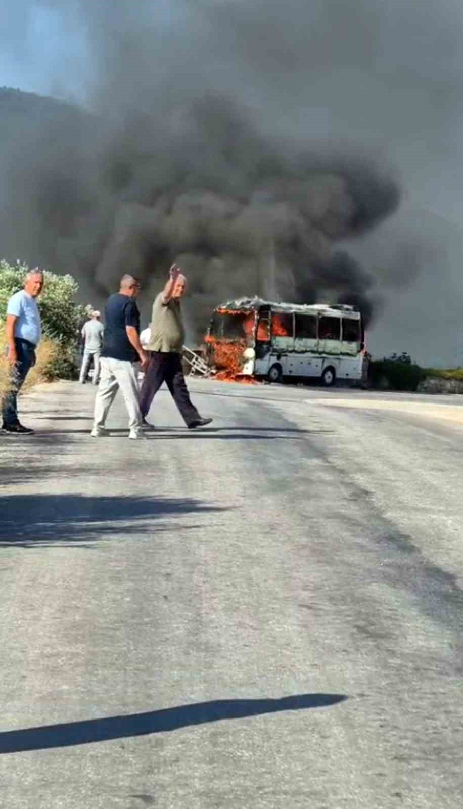 Seyir halindeki servis midibüsü alev alev yandı 7 seyir halindeki servis midibusu alev alev yandi 3 2qW9bsmO