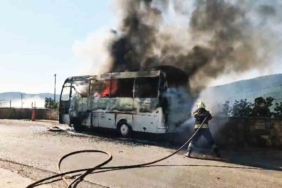 seyir-halindeki-servis-midibusu-alev-alev-yandi-xTEq5xrd.jpg