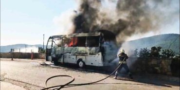 seyir-halindeki-servis-midibusu-alev-alev-yandi-xTEq5xrd.jpg