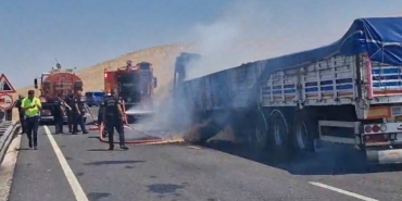 seyir-halindeki-tir-alev-aldi-jzwh8FUD.jpg