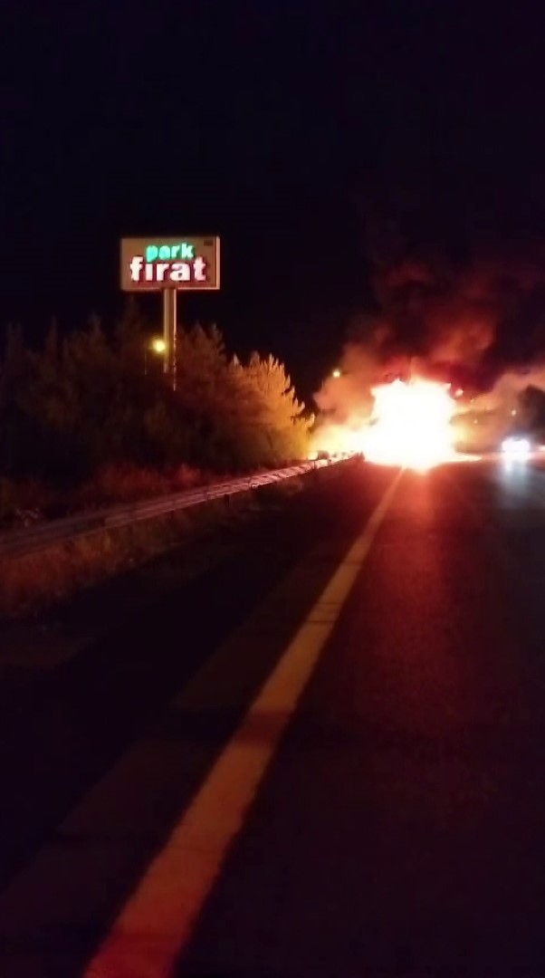 Seyir halindeki tır alev alev yanarak kullanılamaz hale geldi 4 seyir halindeki tir alev alev yanarak kullanilamaz hale geldi 0 wVENj1GW