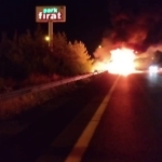seyir-halindeki-tir-alev-alev-yanarak-kullanilamaz-hale-geldi-YH2iRGRz.jpg