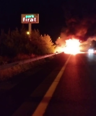seyir-halindeki-tir-alev-alev-yanarak-kullanilamaz-hale-geldi-YH2iRGRz.jpg
