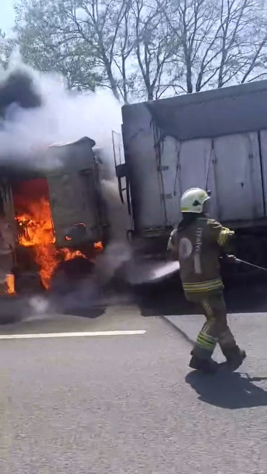 seyir halindeki tir alev alev yandi 3 vZ6mLgtV