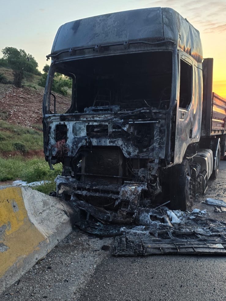seyir halindeki tir alevlere teslim oldu 2 K8zVckWC