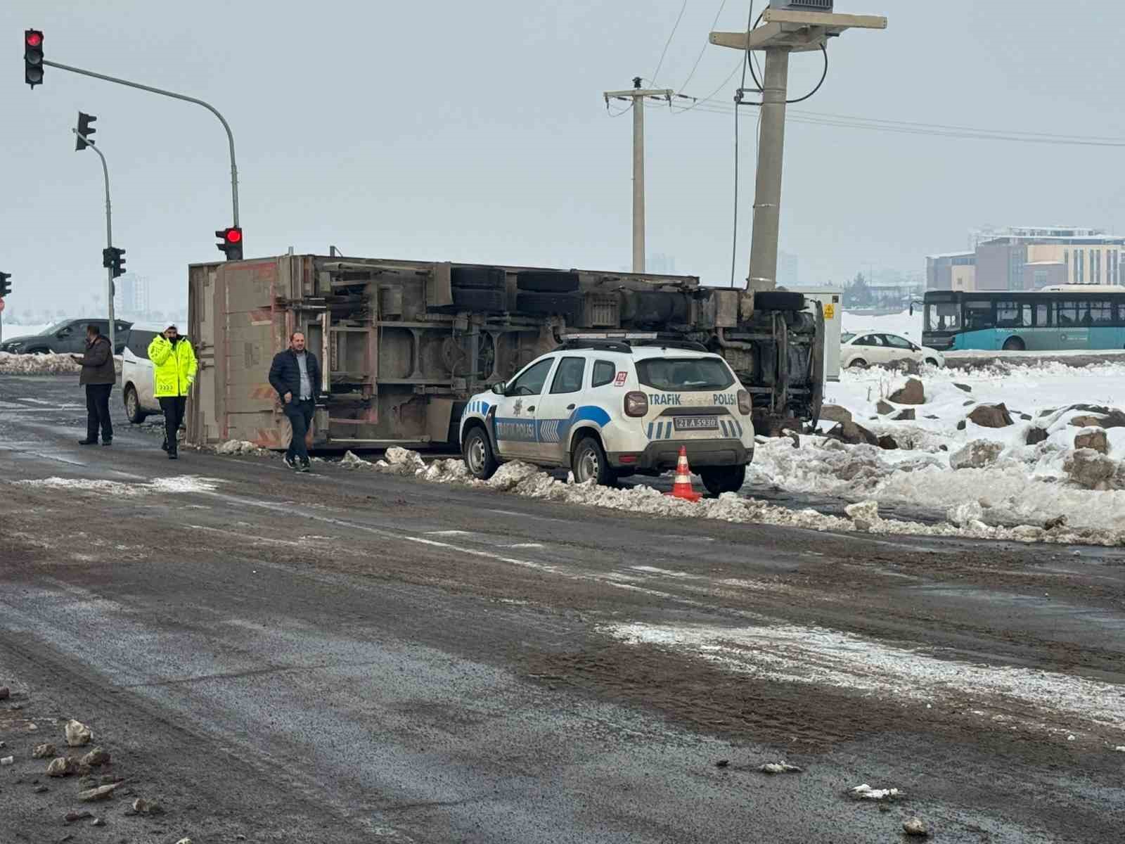 seyir halindeki tir kayganlasan yolda devrildi 0 NbVdUvmS