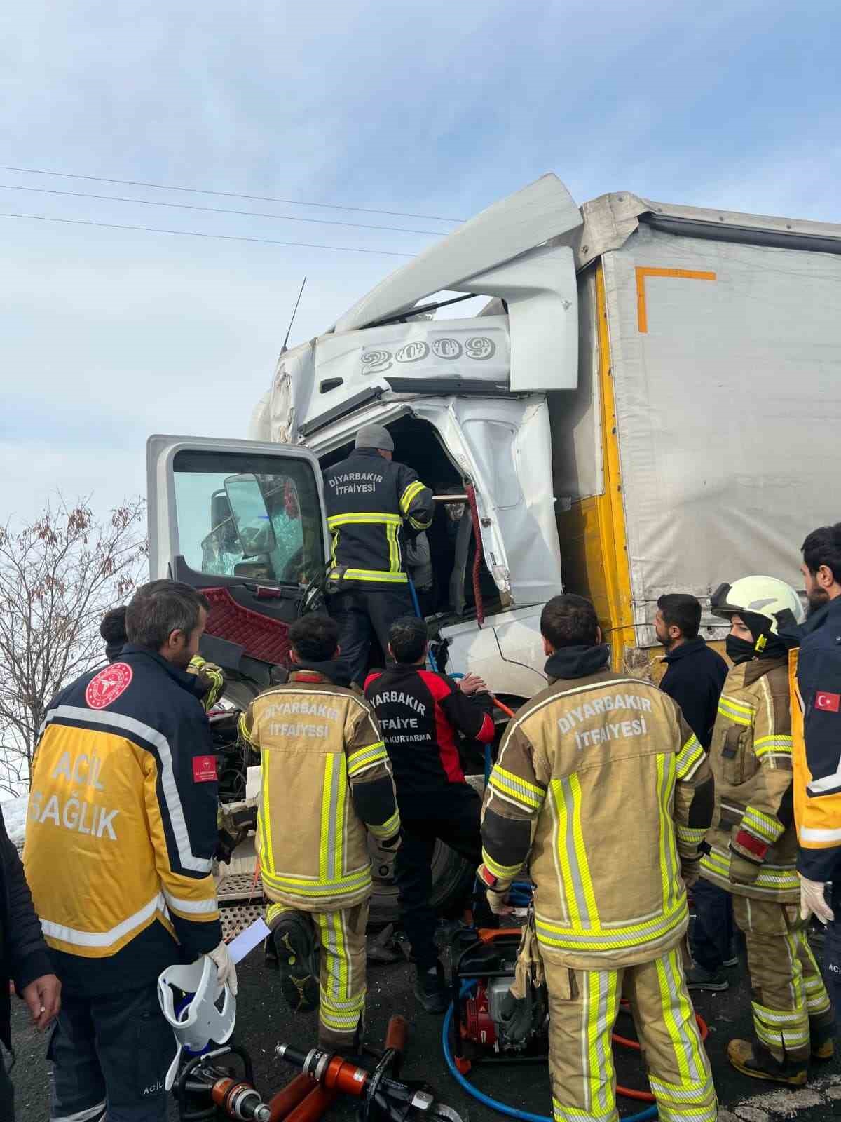 seyir halindeki tir park halindeki tira carpti 1 yarali 1 Bu2CKzIP
