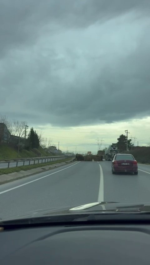 seyir halindeki tirdan dusen saman balyalari trafigi tehlikeye atti 1 UJBNTUlg