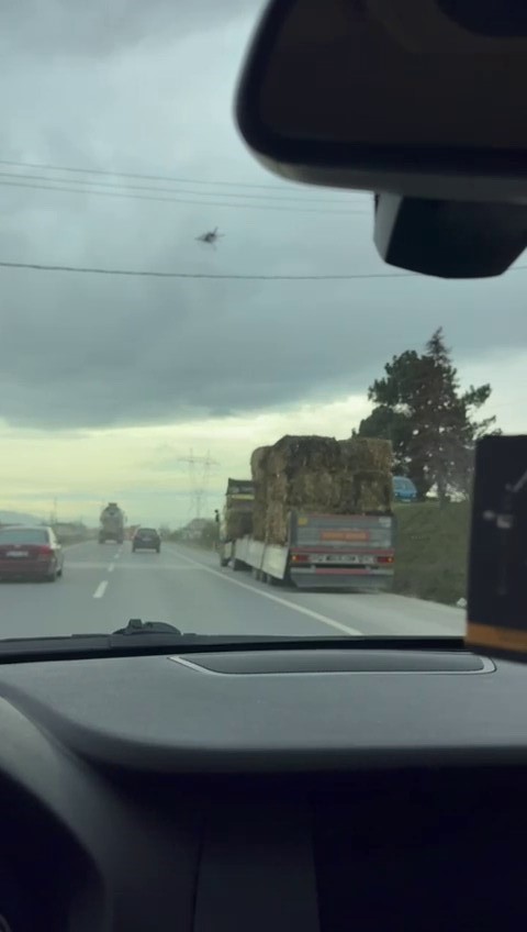 seyir halindeki tirdan dusen saman balyalari trafigi tehlikeye atti 2 cizZbaMS