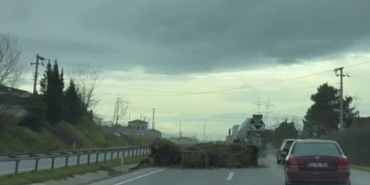 seyir-halindeki-tirdan-dusen-saman-balyalari-trafigi-tehlikeye-atti-2QWWFlHY.jpg