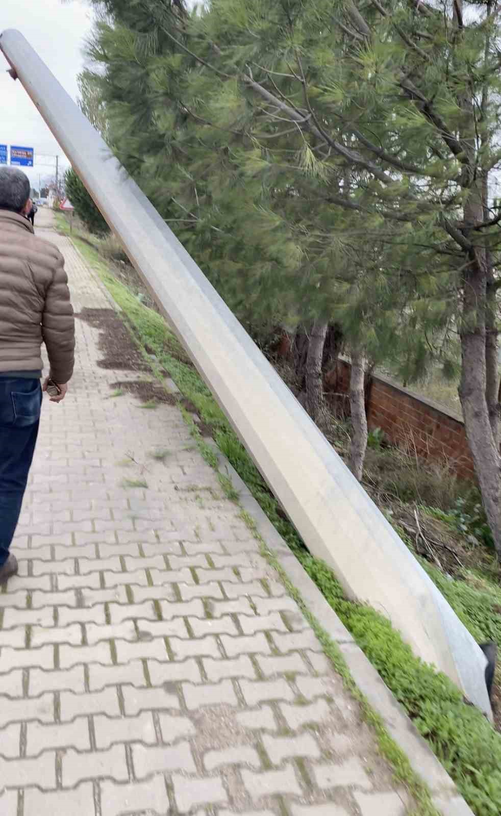 seyir halindeki tirin acilan dorsesi ptsye carpti 5 GQMBCsn6