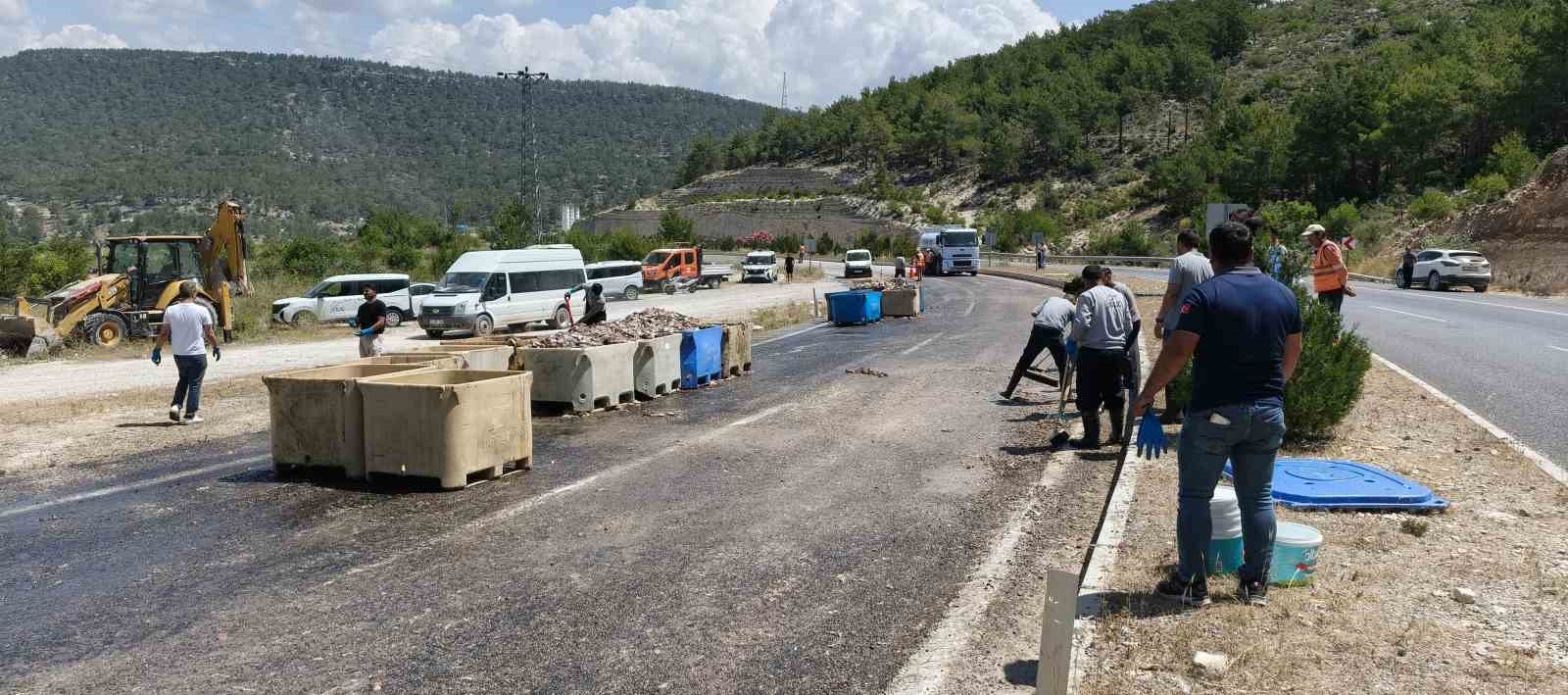 Seyir halindeki tırın dorsesi patladı, 15 ton balık atığı yola saçıldı 5 seyir halindeki tirin dorsesi patladi 15 ton balik atigi yola sacildi 1 LW53CAy3